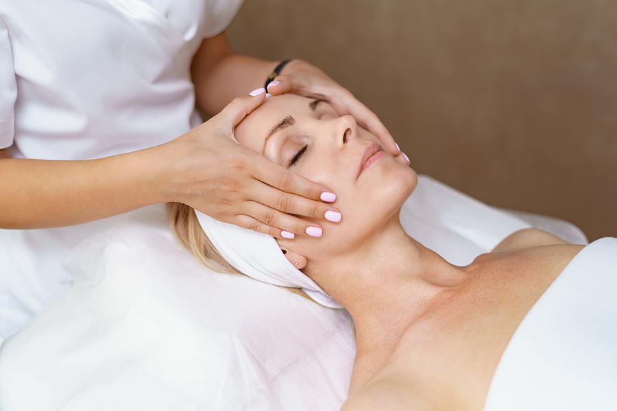 Salon facial service